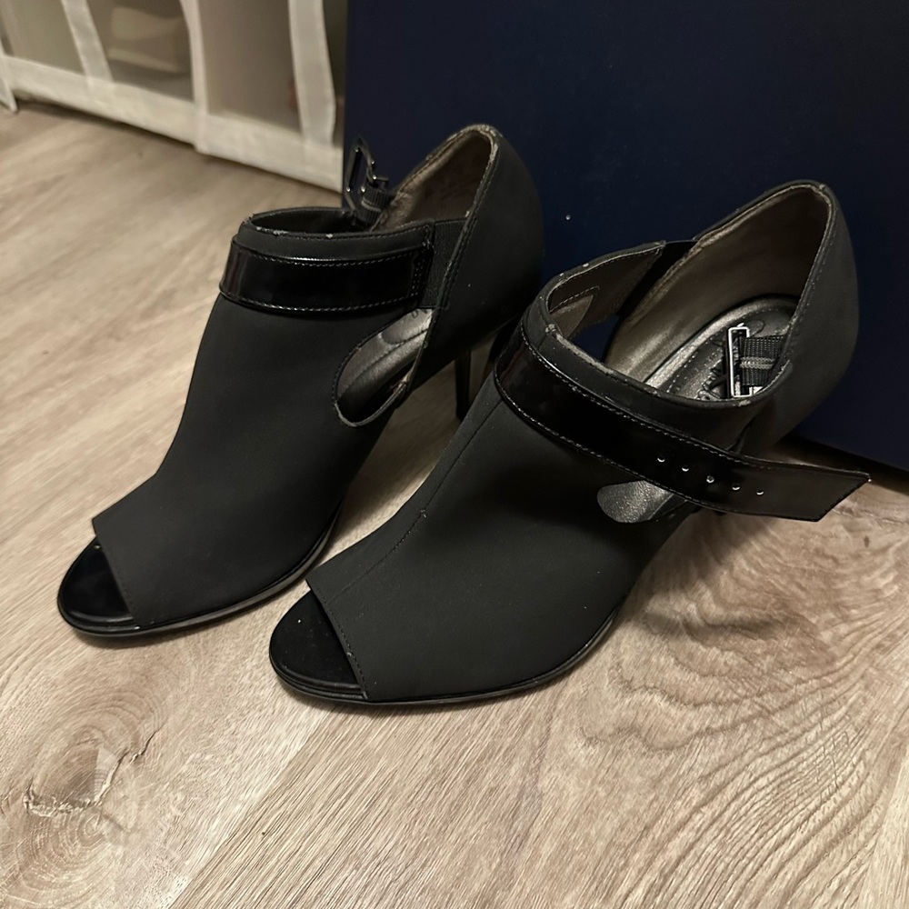 Life Stride Black Open-Toe Heels